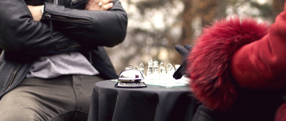 Muž a žena hrajú šach splitshire.com
