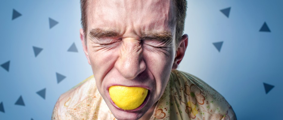 muž s citronom
